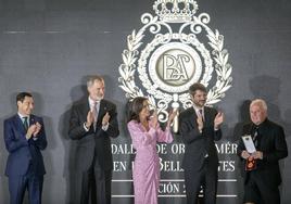 Felipe VI, doña Letizia y el ministro de Cultura, Ernest Urtasun, aplauden al cantautor asturiano.