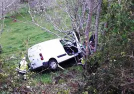 El vehículo quedó apoyado contra un árbol y su conductora no podía salir.