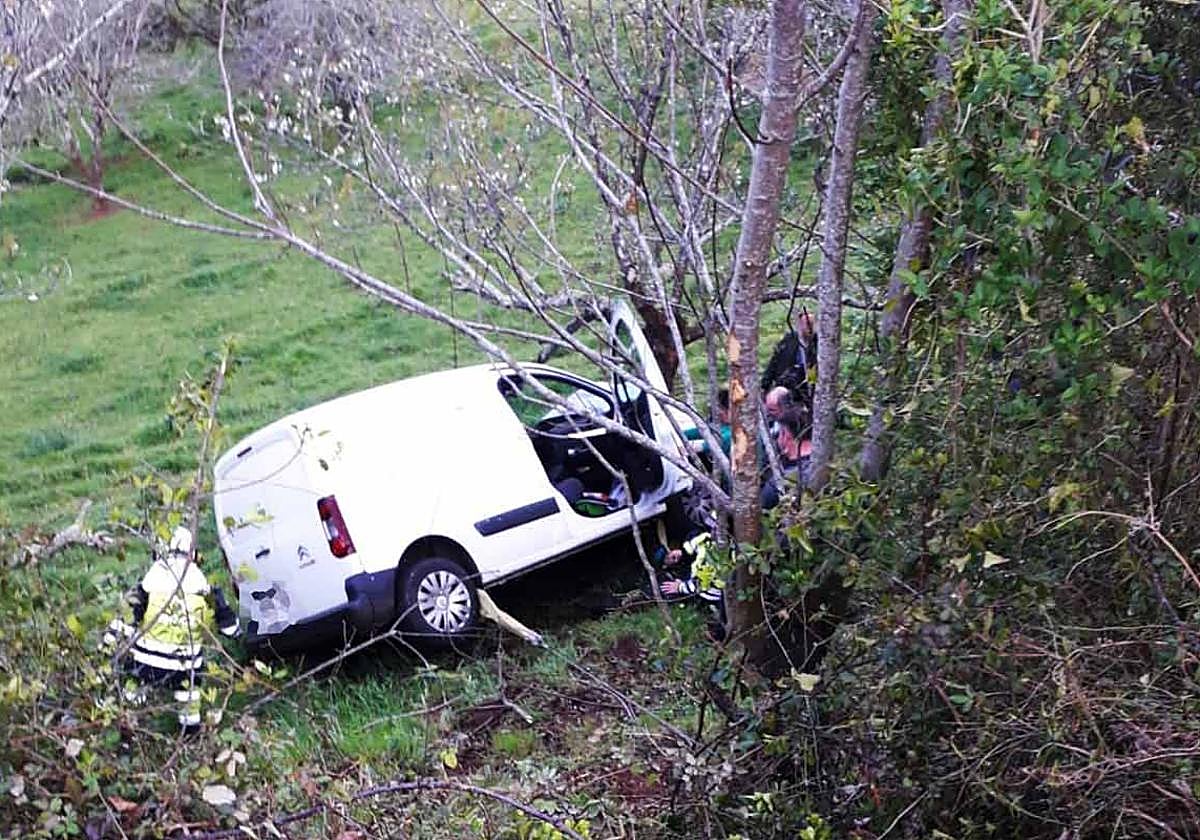 El vehículo quedó apoyado contra un árbol y su conductora no podía salir.