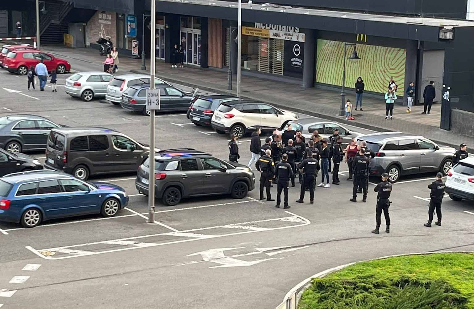 Los agentes junto a los protagonistas del incidente en el aparcamiento del centro comercial.