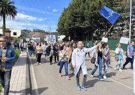 Cientos de trabajadores del Hospital de Jove reclaman mejoras salariales.