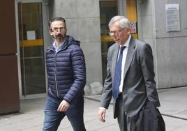 El acusado accede a los juzgados de Oviedo acompañado de su abogado.