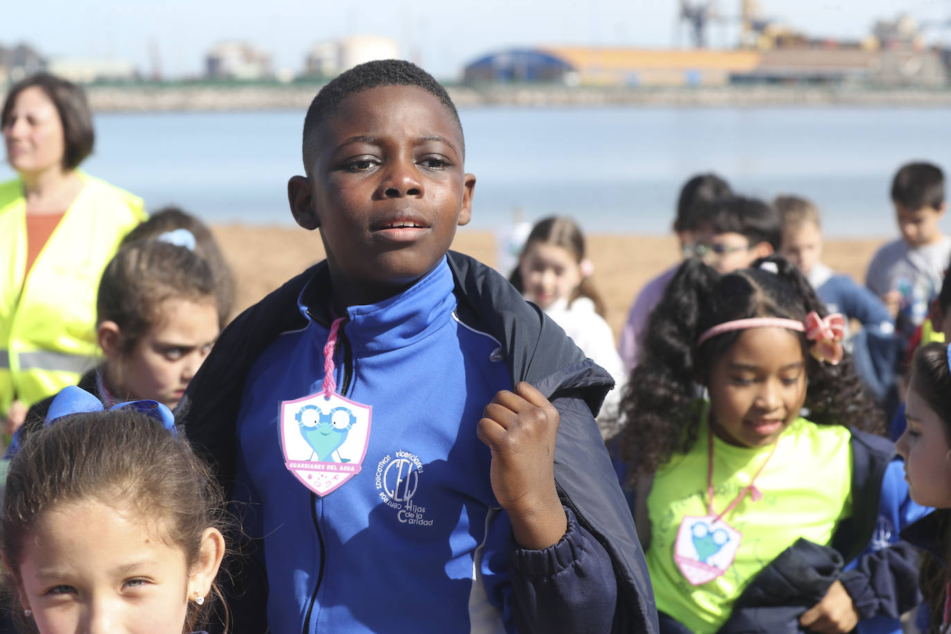 Los niños de Gijón aprenden seguridad acuática en la playa de El Arbeyal