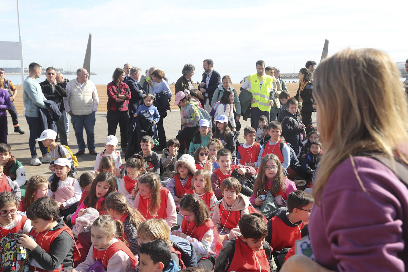 Los niños de Gijón aprenden seguridad acuática en la playa de El Arbeyal