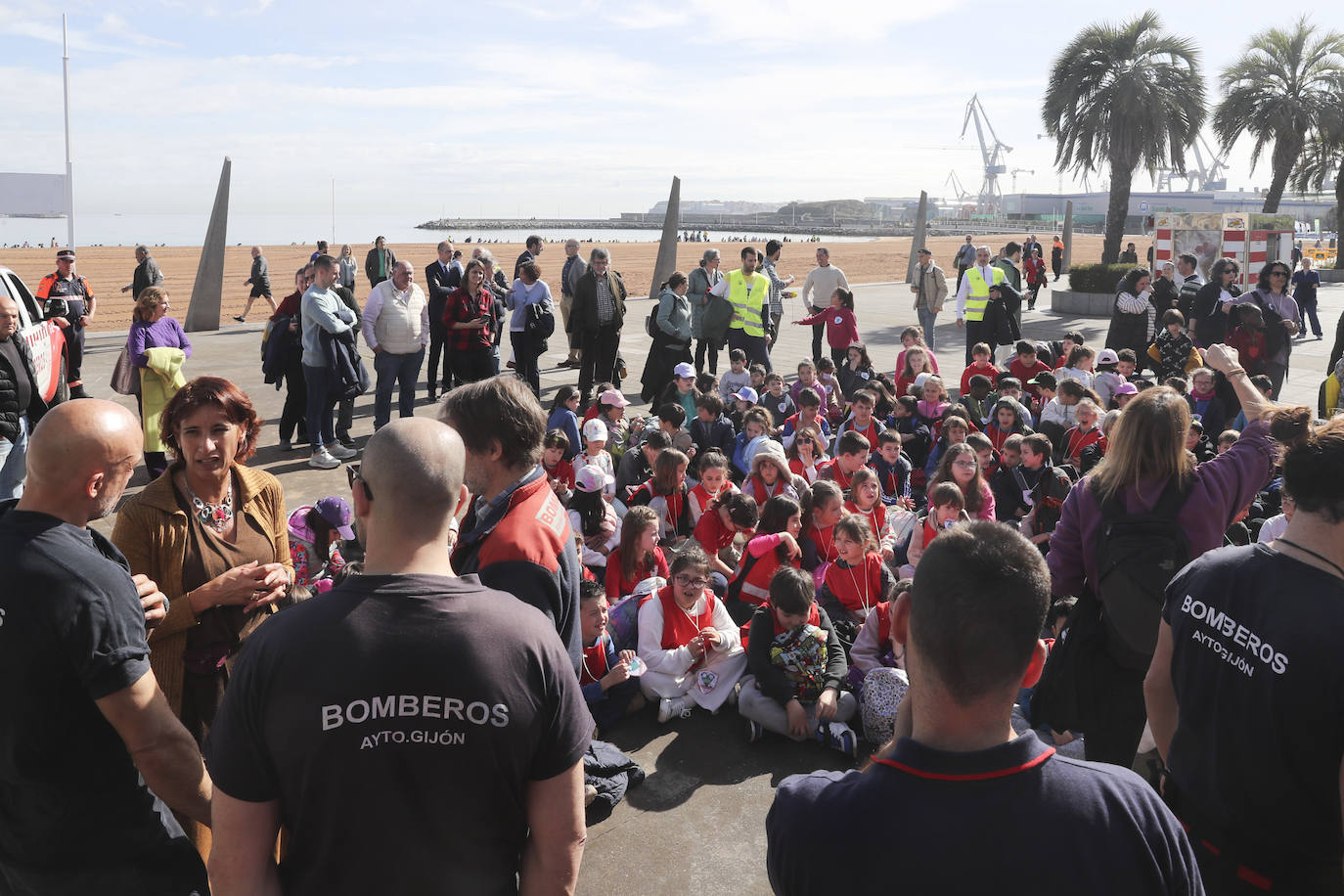 Los niños de Gijón aprenden seguridad acuática en la playa de El Arbeyal