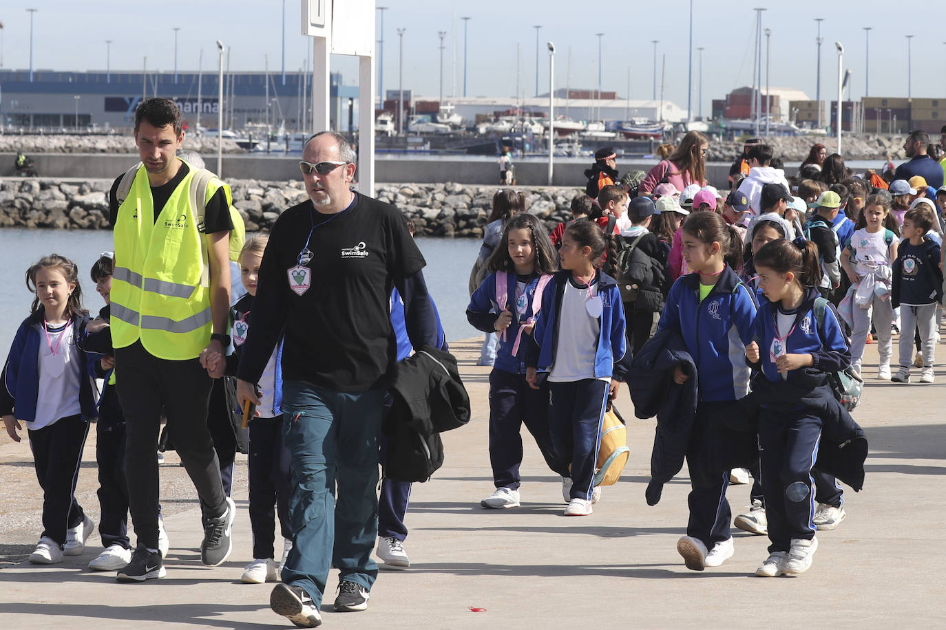 Los niños de Gijón aprenden seguridad acuática en la playa de El Arbeyal