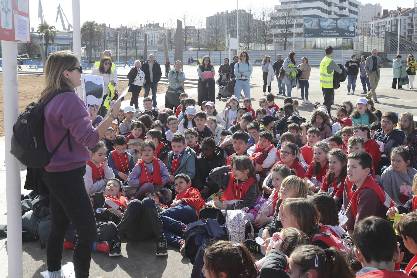 Los niños de Gijón aprenden seguridad acuática en la playa de El Arbeyal