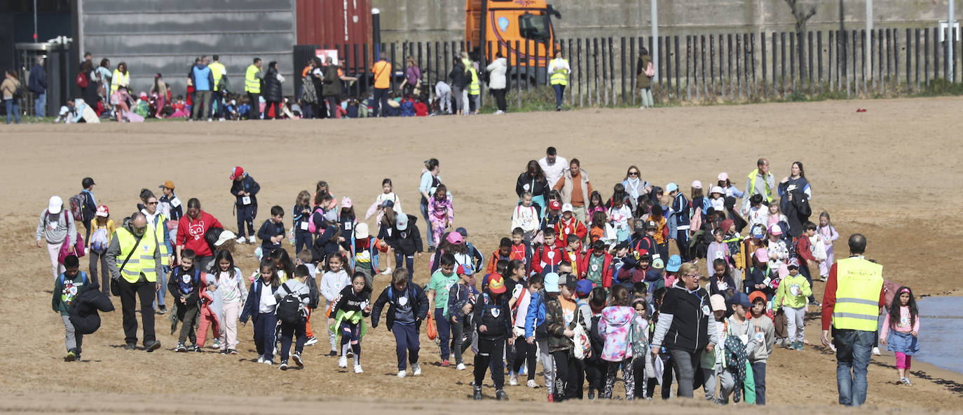 Los niños de Gijón aprenden seguridad acuática en la playa de El Arbeyal