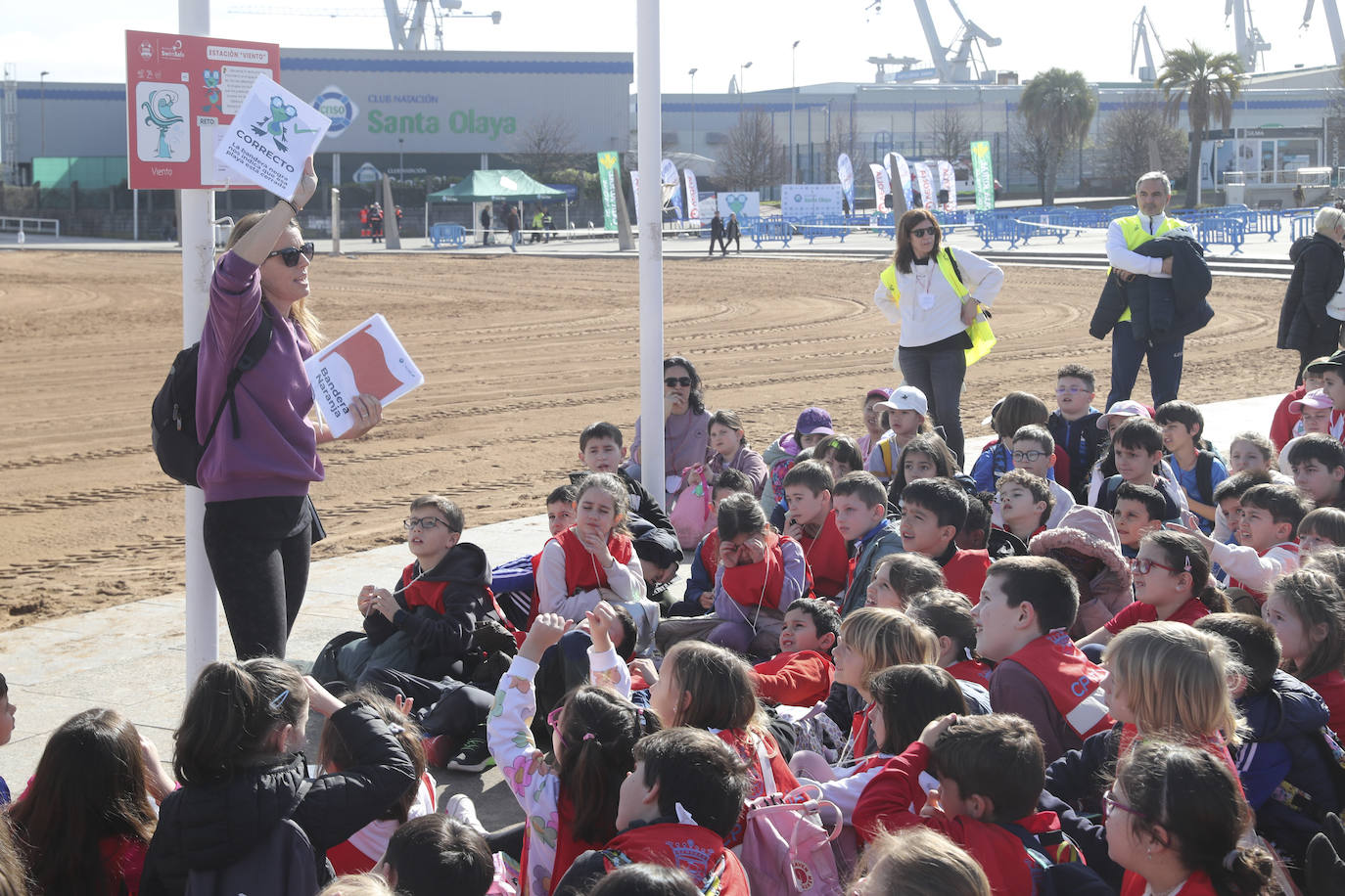 Los niños de Gijón aprenden seguridad acuática en la playa de El Arbeyal