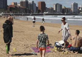 La playa de San Lorenzo de Gijón con algunos usuarios aprovechando los rayos del sol y el buen tiempo.