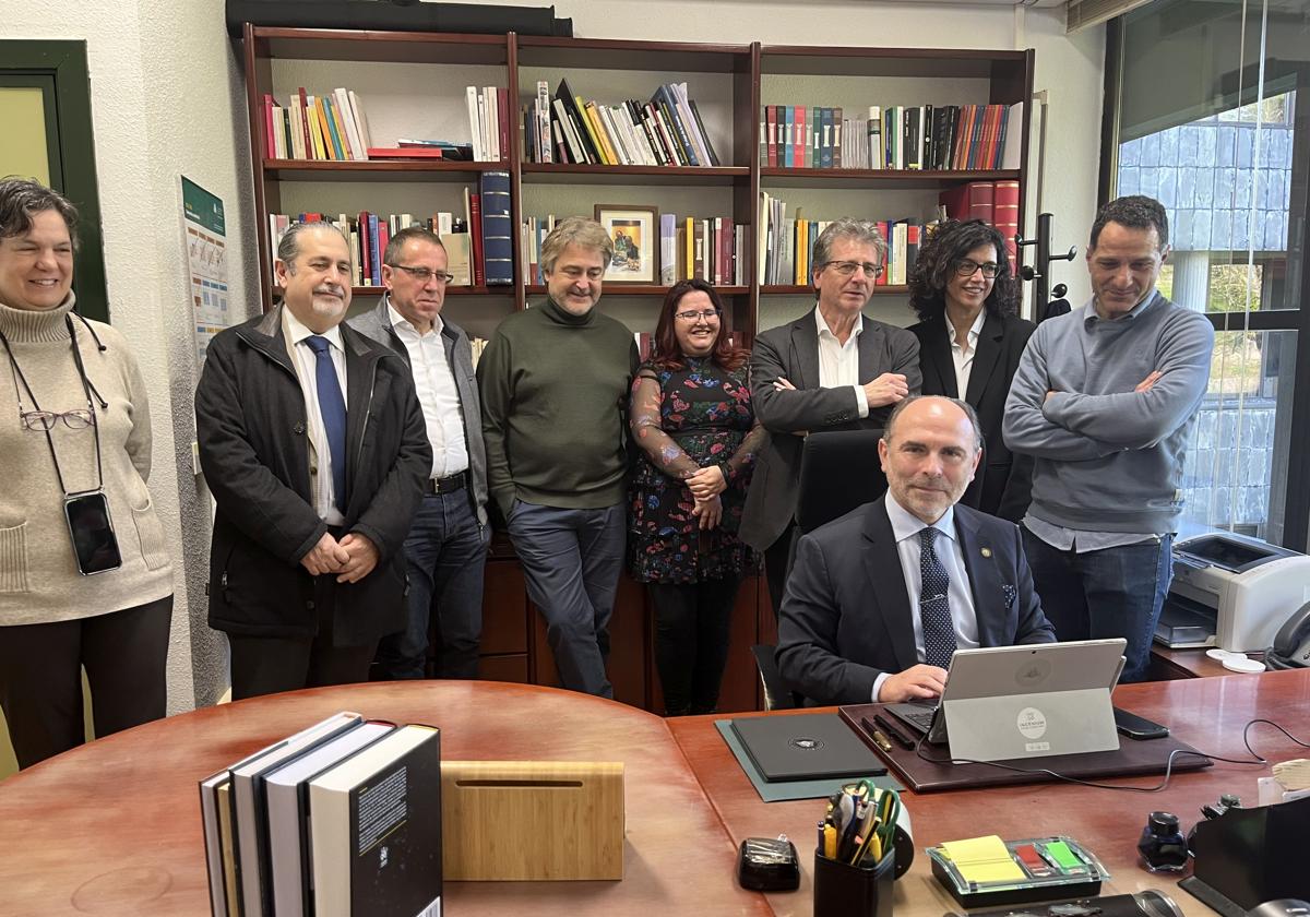 Parte del equipo campaña junto a Ignacio Villaverde, en el momento de presentar la candidatura. Arriba, de izquierda a derecha, Susana Luque, Juan Manuel Marchante, José Ignacio Grana, Juan Carlos San Pedro, Eva María del Valle, Marcelino Fernández-Raigoso, María José García Salgado y Luis J. Rodríguez Muñiz.