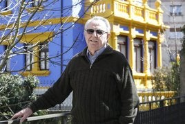 Armando Montes, intérprete de tonada retiráu, en Nava, onde vive.
