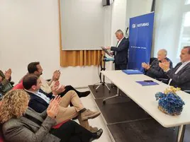 Juan Carlos Rodríguez, durante su intervención, con el presidente del PP de Asturias, Álvaro Queipo, y el alcalde de Salas, Sergio Hidalgo, de Foro.