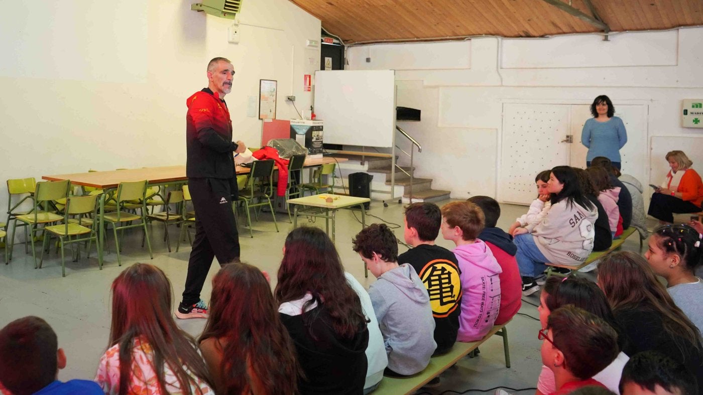 El paraduatleta internacional, Kini Carrasco, participará de nuevo en charlas en colegios.