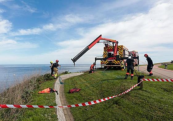 Ejercicios de los bomberos en rescate de personas desde el Cerro de Santa Catalina.