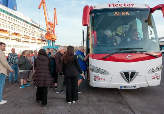 El Musel recibió a primera hora de esta mañana a los primeros cruceristas de la temporada.