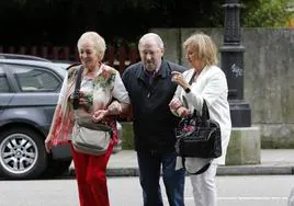 José Angel Fernández Villa, en 2018, a su llegada a los juzgados acompañado de su esposa María Jesús Iglesias y la procuradora Laura Fernández-Mijares.