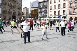Los usuarios de la Asociación Rey Pelayo practicaron zumba en El Parche. J. SIMAL