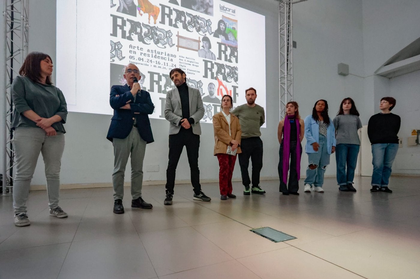 La responsable de exposiciones de Laboral, Patricia Villanueva; el director general de Acción Cultural, Antón García; el director de Laboral, Pablo De Soto; Cristina Ramos; Chylo; Irene Cuesta; Elise Florentino, Alba Matilla y Ana G. Argüelles en la presentación.