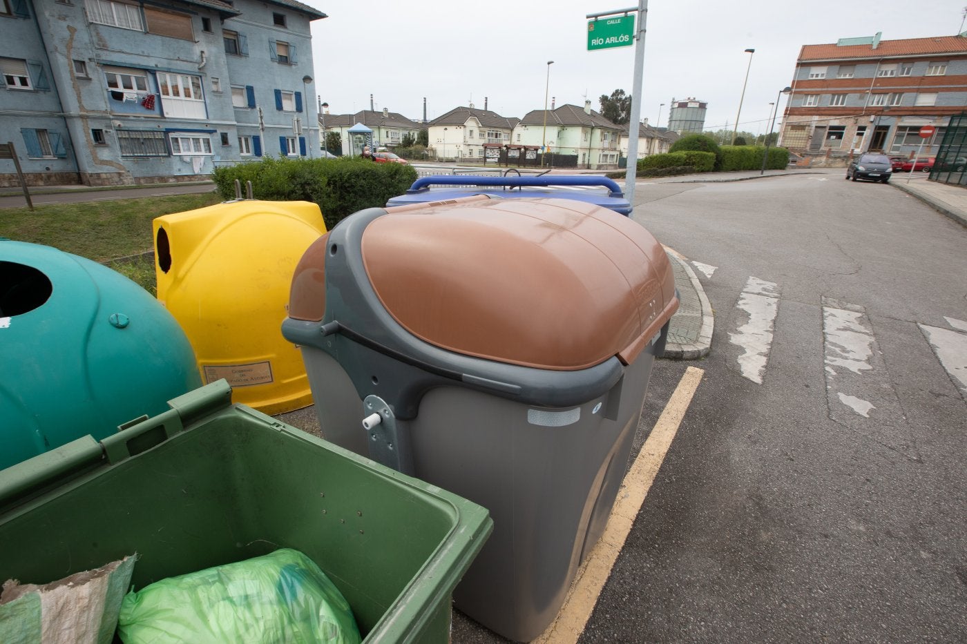 Una zona de contenedores, con el de orgánica también, en Llaranes.