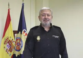 El comisario principal, Dámaso Colunga, en su despacho en la Comisaría de la Policía Nacional.
