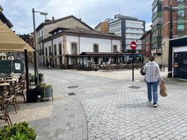 Plaza de Argüelles de Pola de Siero, donde confluye la calle Celleruelo con Les Campes.
