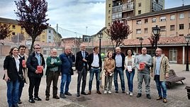 Miembros del PSOE con vecinos durante el reparto de octavillas.