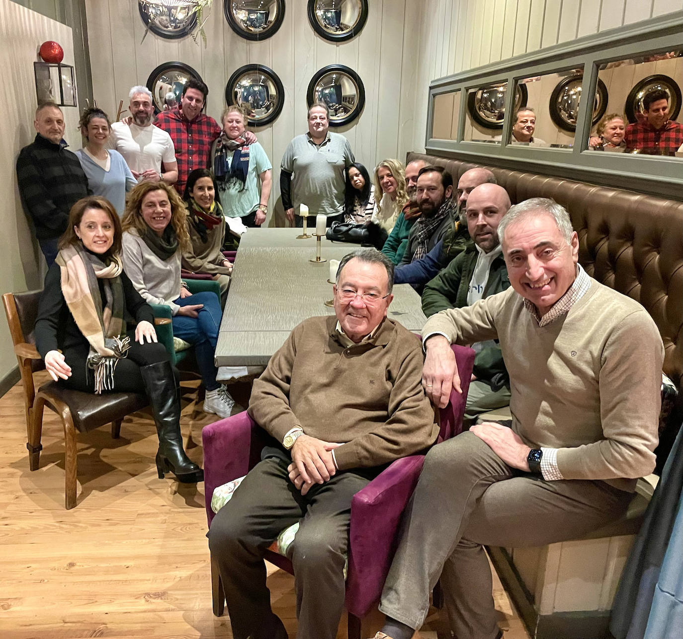 A la izquierda, parte de la delegación asturiana, en una reunión para preparar la XIII Asamblea. A la derecha, foto de grupo de Euro-Toques en la Asamblea celebrada en Toledo en 2022.