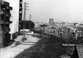 Vista de la actual avenida José Manuel Palacio, a la altura del número 23, cuando la vía de ferrocarril ocupaba lo que hoy es la calle. Al otro lado se ve la fábrica de Moreda. Mayo de 1982.