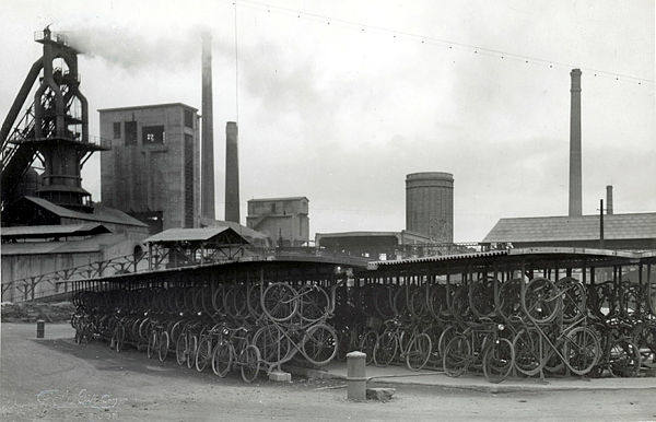 Otro secreto: la fábrica de Moreda tenía un aparcamiento para centenares de bicis. 1955.