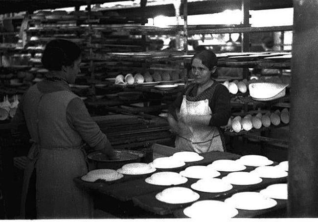 La fábrica de loza producía 950.000 piezas en 1877, que pasaron a ser 5 millones en 1900 y 20 millones en 1930. Diciembre de 1936.