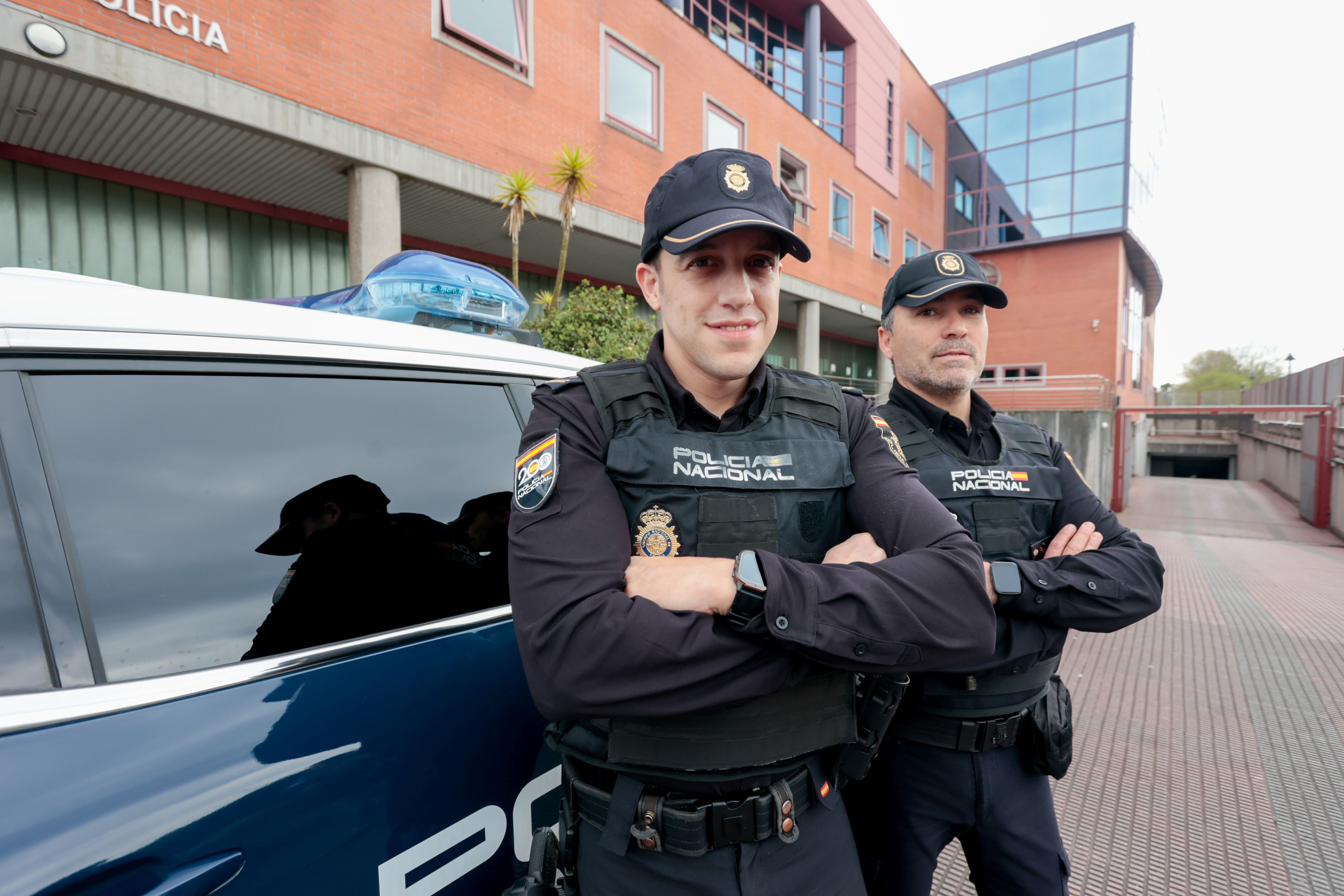 Hugo y Javier, los agentes de la Policía Nacional que evitaron que un hombre se arrojase desde lo alto del puente de Nuevo Roces.