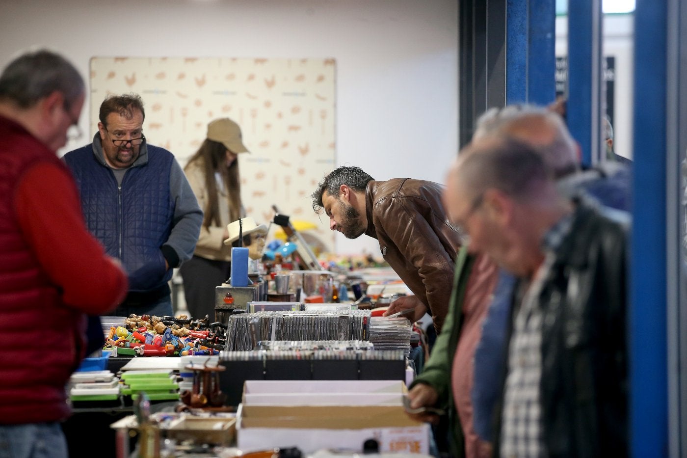 La Plaza de Abastos de La Felguera, llena al mediodía por la II Feria de Coleccionismo de Langreo.