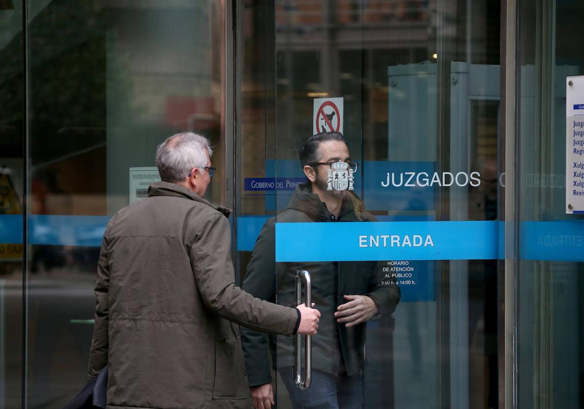 El jefe de la Policía Local de Siero condenado, Fidel Fernández (derecha), a la puerta del juzgado con su abogado, Luis Tuero.