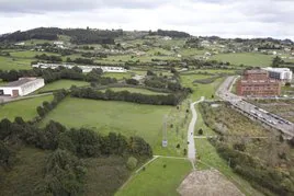 Vista desde la torre Horizon del valle de Jove por donde iba discurrir el túnel soterrado que el Ministerio de Transportes ha desechado.