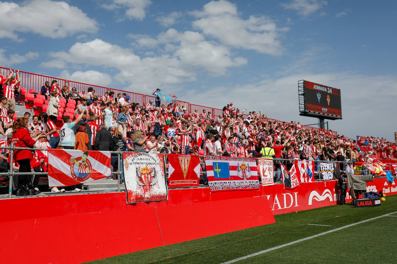 ¿Estuviste animando al Sporting ante el Mirandés? ¡Búscate en las fotos en Anduva!