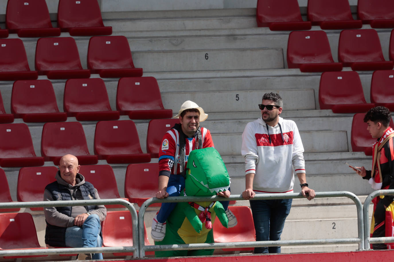 ¿Estuviste animando al Sporting ante el Mirandés? ¡Búscate en las fotos en Anduva!