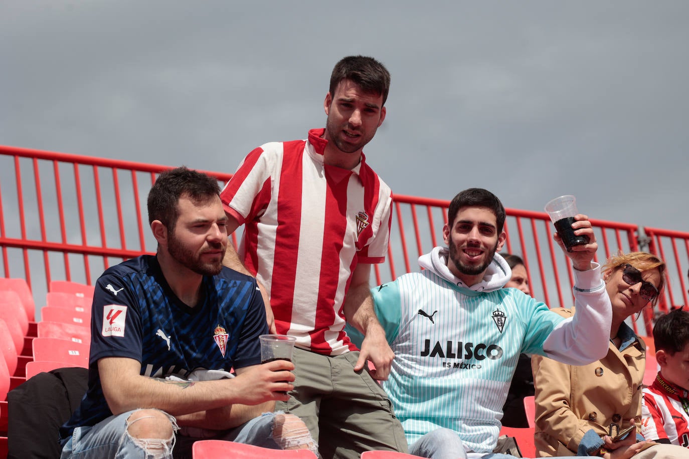 ¿Estuviste animando al Sporting ante el Mirandés? ¡Búscate en las fotos en Anduva!