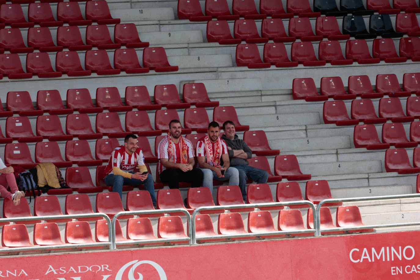 ¿Estuviste animando al Sporting ante el Mirandés? ¡Búscate en las fotos en Anduva!