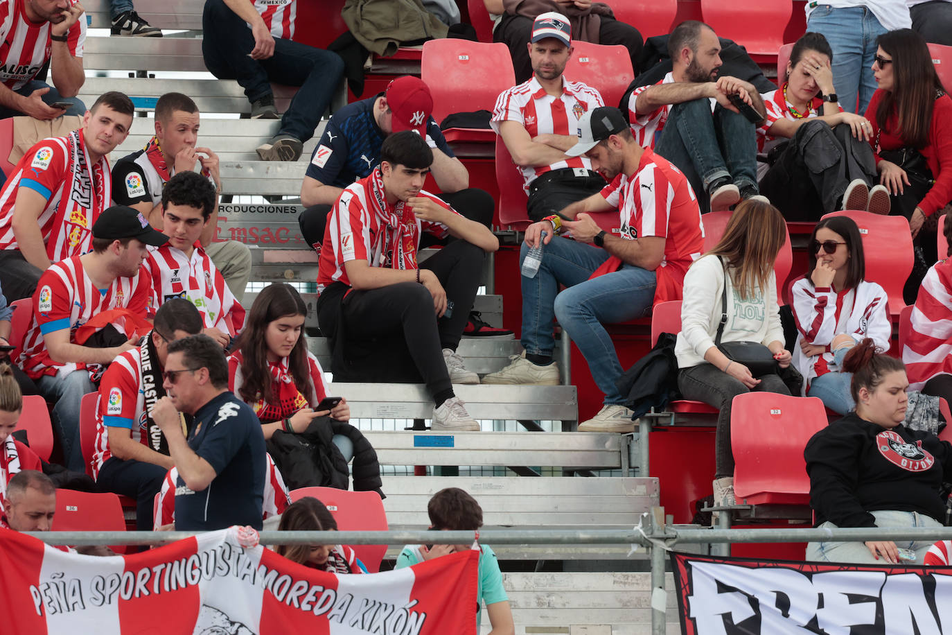 ¿Estuviste animando al Sporting ante el Mirandés? ¡Búscate en las fotos en Anduva!