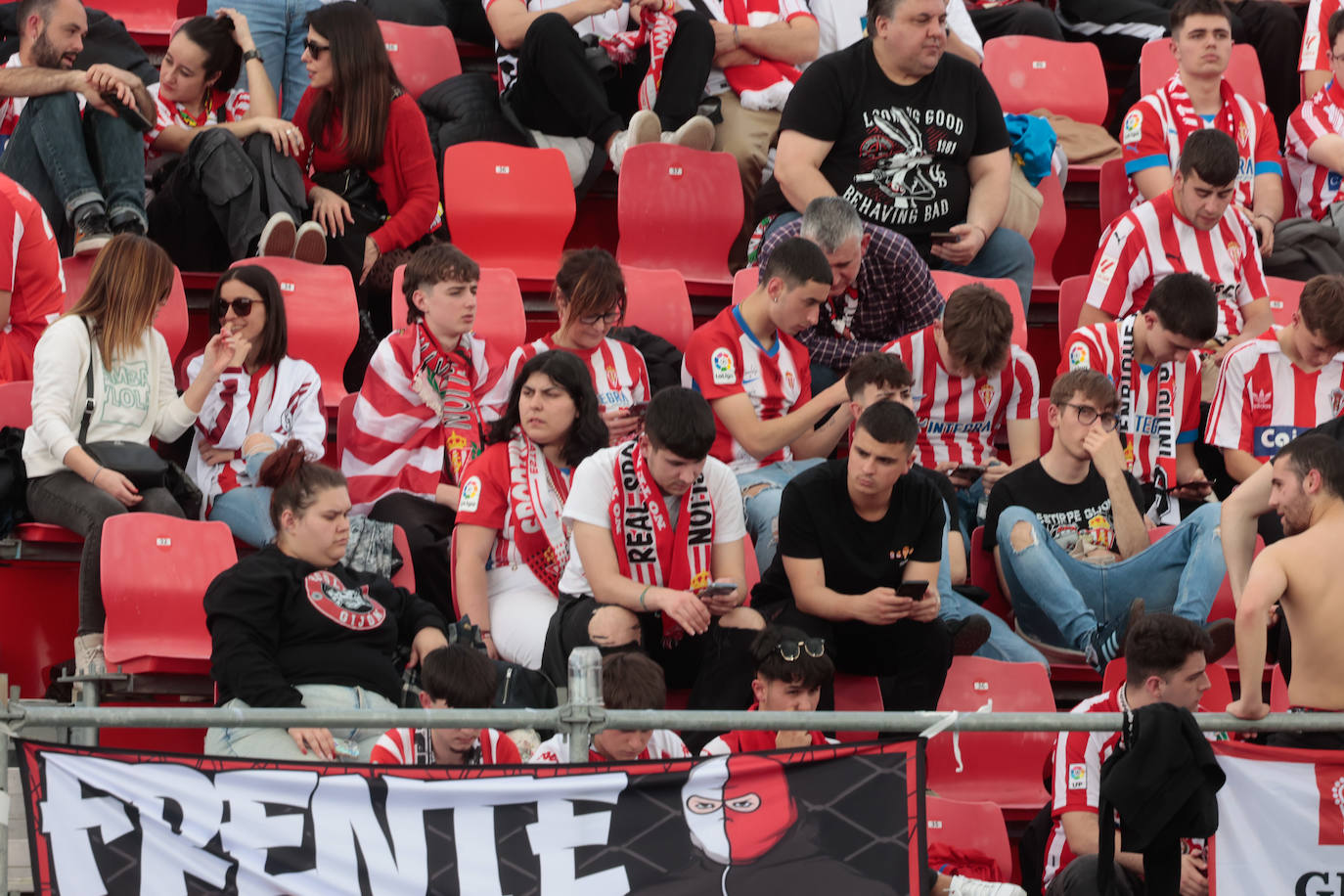 ¿Estuviste animando al Sporting ante el Mirandés? ¡Búscate en las fotos en Anduva!