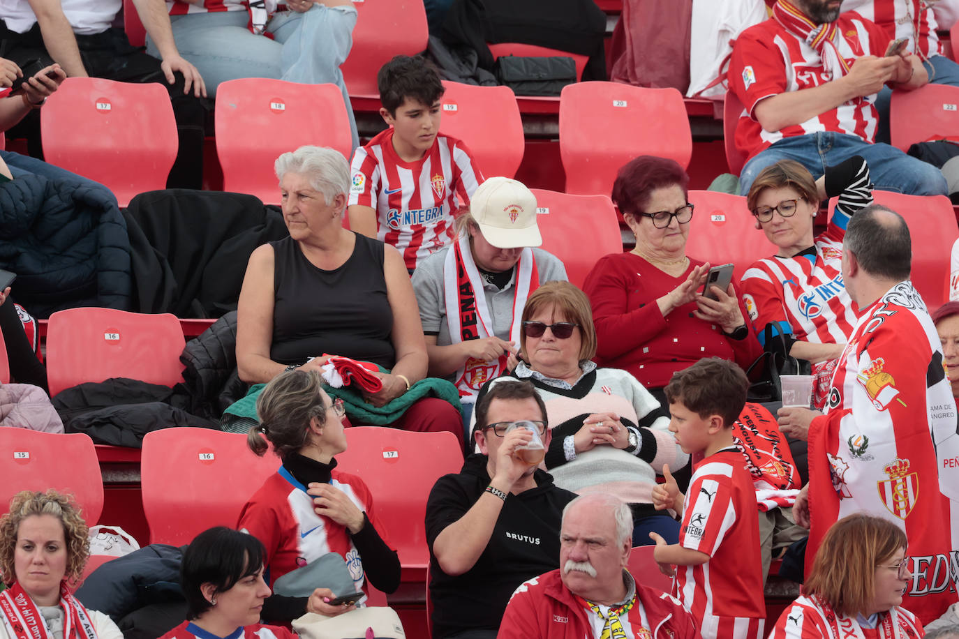 ¿Estuviste animando al Sporting ante el Mirandés? ¡Búscate en las fotos en Anduva!