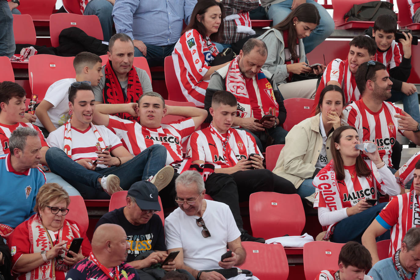 ¿Estuviste animando al Sporting ante el Mirandés? ¡Búscate en las fotos en Anduva!