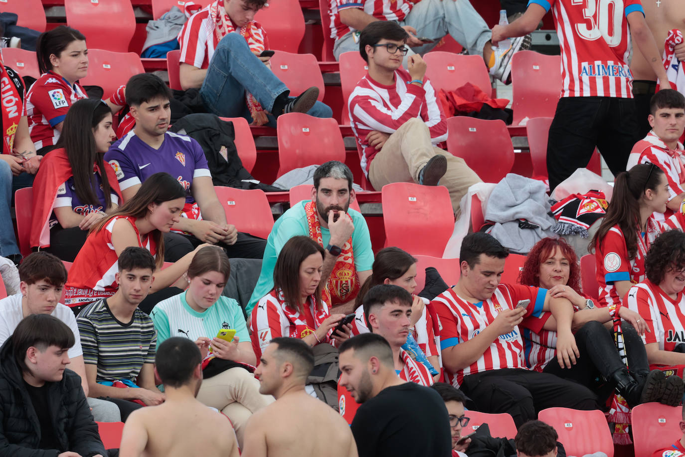 ¿Estuviste animando al Sporting ante el Mirandés? ¡Búscate en las fotos en Anduva!