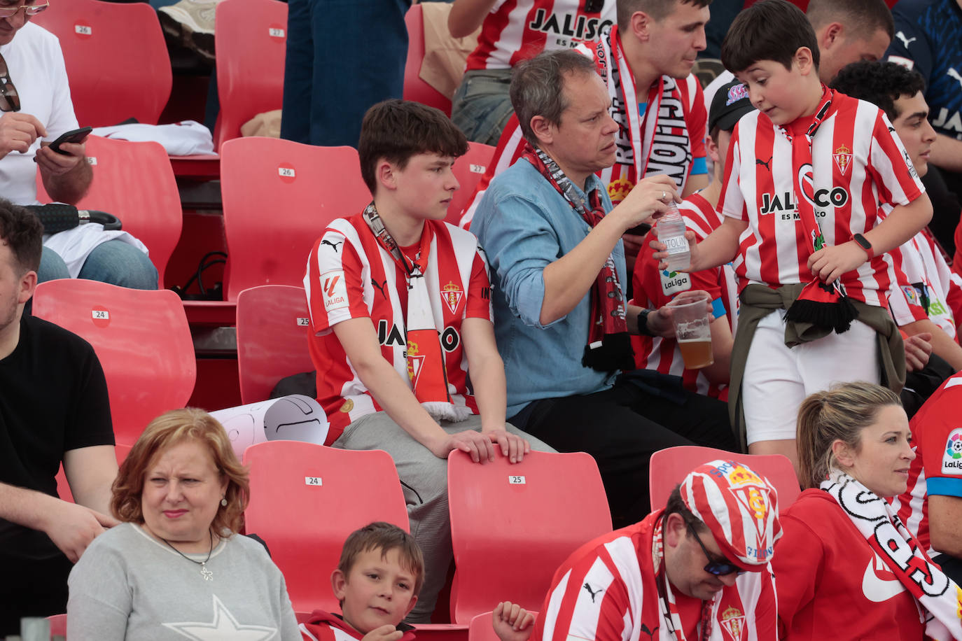 ¿Estuviste animando al Sporting ante el Mirandés? ¡Búscate en las fotos en Anduva!