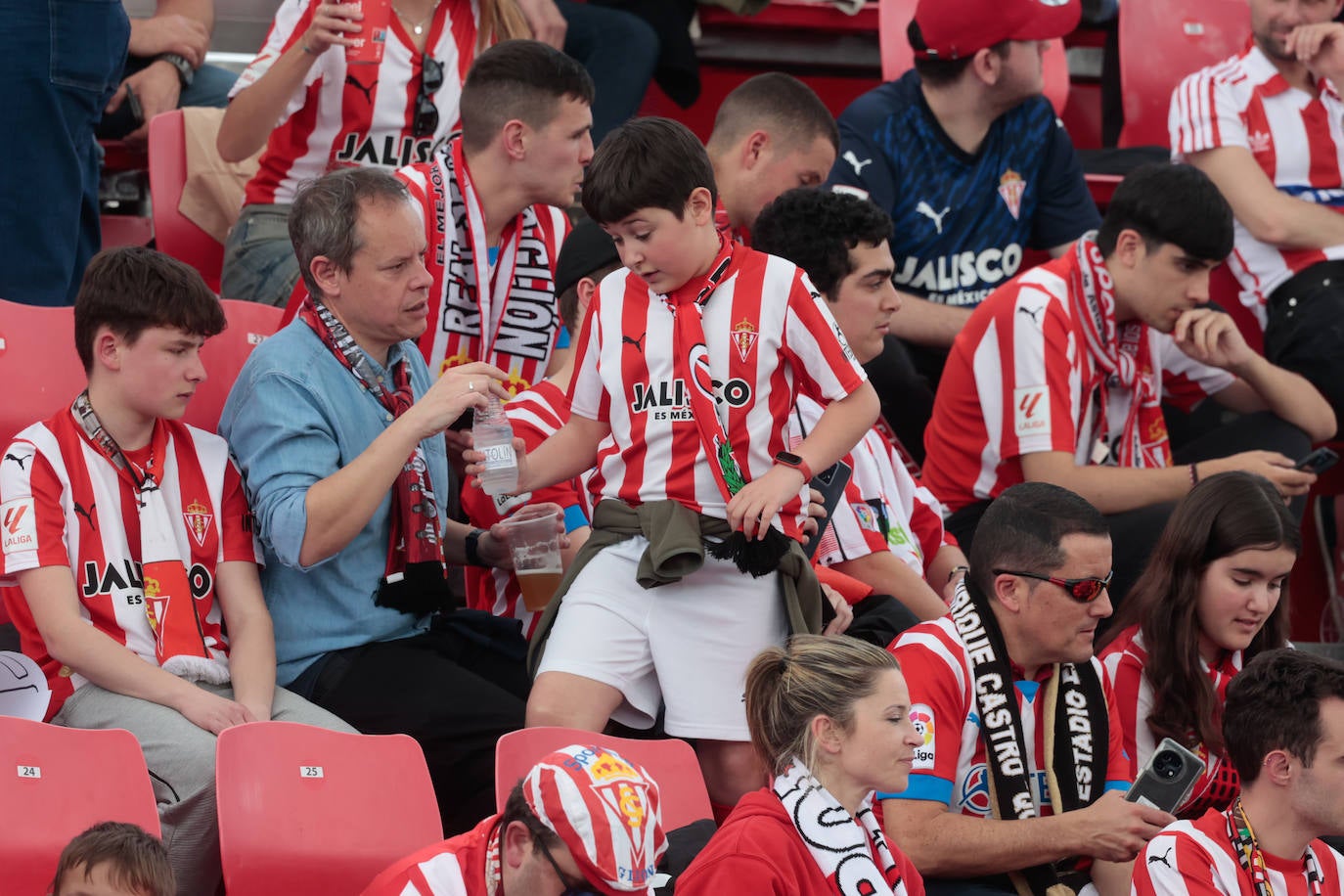 ¿Estuviste animando al Sporting ante el Mirandés? ¡Búscate en las fotos en Anduva!