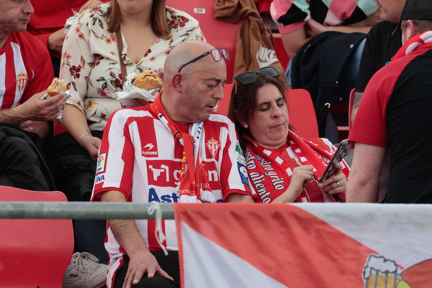 ¿Estuviste animando al Sporting ante el Mirandés? ¡Búscate en las fotos en Anduva!