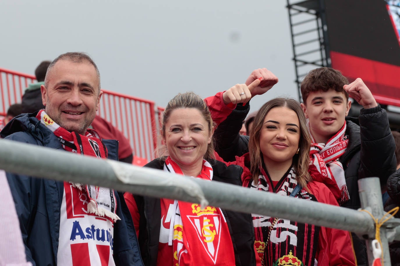 ¿Estuviste animando al Sporting ante el Mirandés? ¡Búscate en las fotos en Anduva!