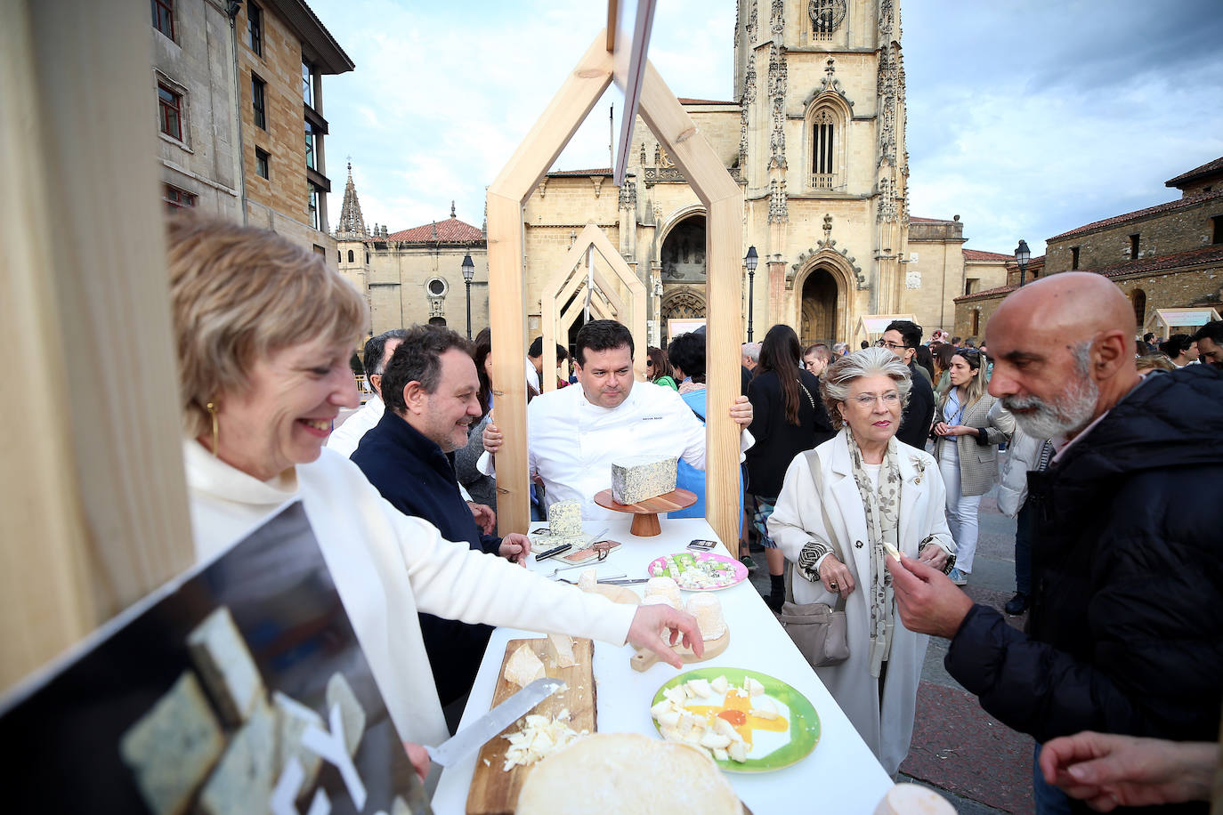 Euro-Toques desborda la plaza de La Catedral con un millar de personas
