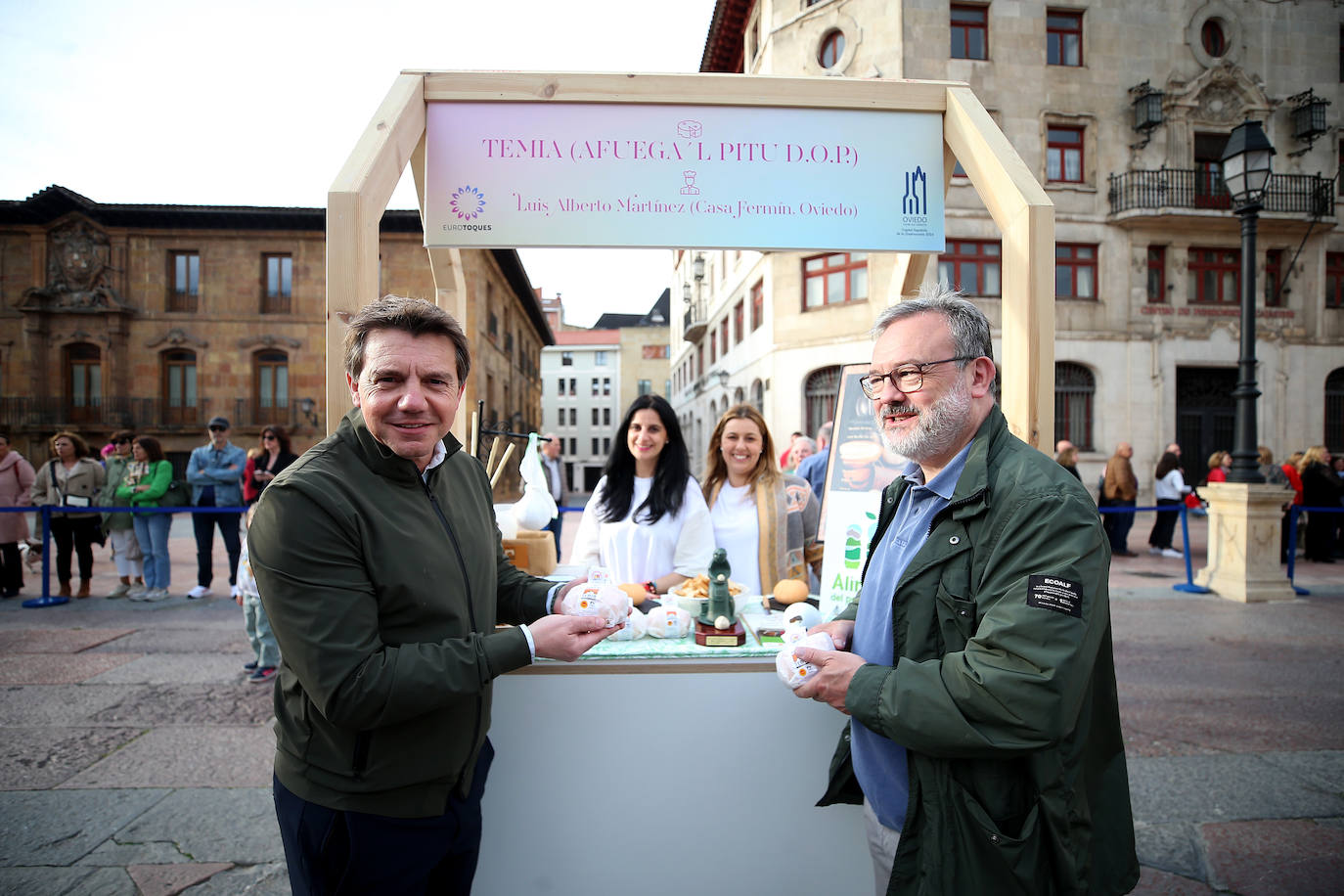 Euro-Toques desborda la plaza de La Catedral con un millar de personas